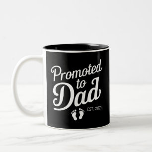 Caneca De Café Em Dois Tons Promovido a Papai EST 2025 Engraçado Breve Papai