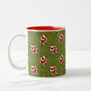 Caneca De Café Em Dois Tons Pug do Natal no terno do papai noel com swirly