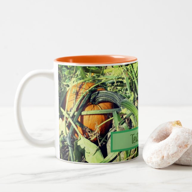 Caneca De Café Em Dois Tons Pumpkin Na Natureza Da Vinha Personalizado (Com Donut)