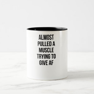 Caneca De Café Em Dois Tons Puxou quase um músculo que tenta dar o slogan do