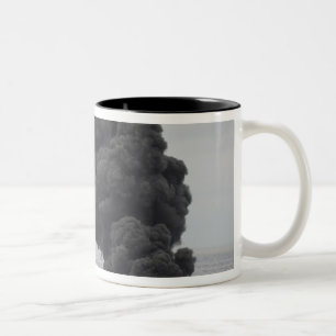 Caneca De Café Em Dois Tons Queimaduras de óleo concentrado coletadas