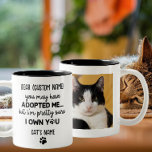 Caneca De Café Em Dois Tons Querido Gato Engraçado Dizendo | Nome e foto de ga<br><div class="desc">Essa é uma citação hilária e relativa! A caneca personalizada com uma foto do seu gato dizendo "Você pode ter me adotado, mas estou bonito de que sou dono de você" é uma maneira excelente de se divertir com a percepção comum de que os gatos governam o barulho. A caneca...</div>