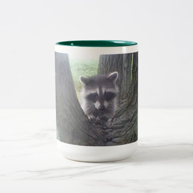 Caneca De Café Em Dois Tons Raccoon em árvore (Centro)