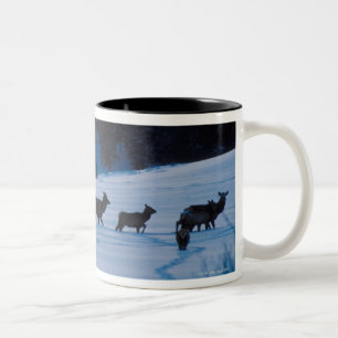 Caneca De Café Em Dois Tons Rebanho dos alces que anda através do campo