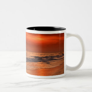 Caneca De Café Em Dois Tons Reflexos do pôr do sol nas nuvens e na costa do oc