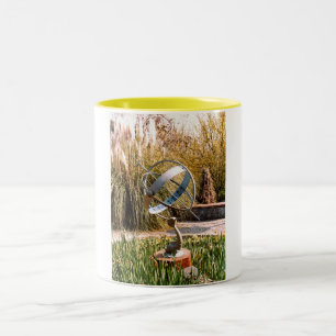 Caneca De Café Em Dois Tons Relógio num jardim de Guernsey