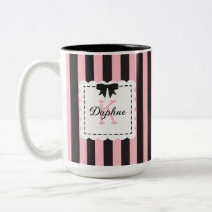 Caneca De Café Em Dois Tons Rosa Préppy com Listras Pretas e Laço Monogramado
