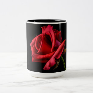 Caneca De Café Em Dois Tons rosa vermelha contra fundo preto