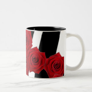 CANECA DE CAFÉ EM DOIS TONS ROSAS VERMELHAS NO IMPRESSÃO PRETO E BRANCO DA