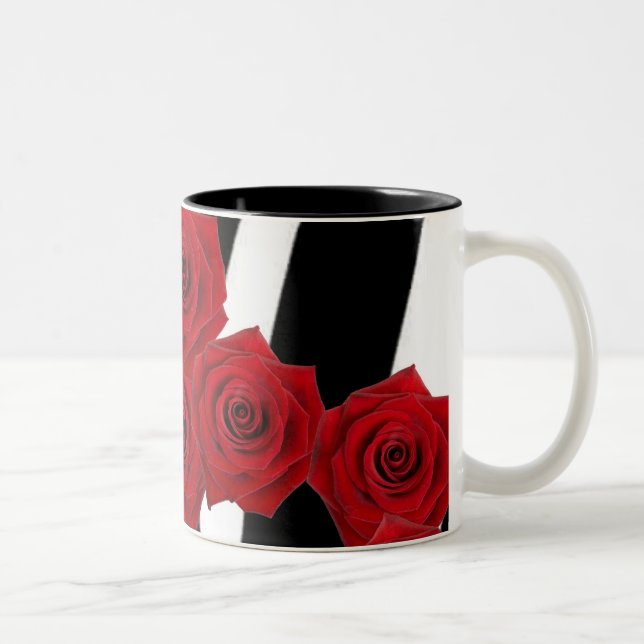 CANECA DE CAFÉ EM DOIS TONS ROSAS VERMELHAS NO IMPRESSÃO PRETO E BRANCO DA (Direita)