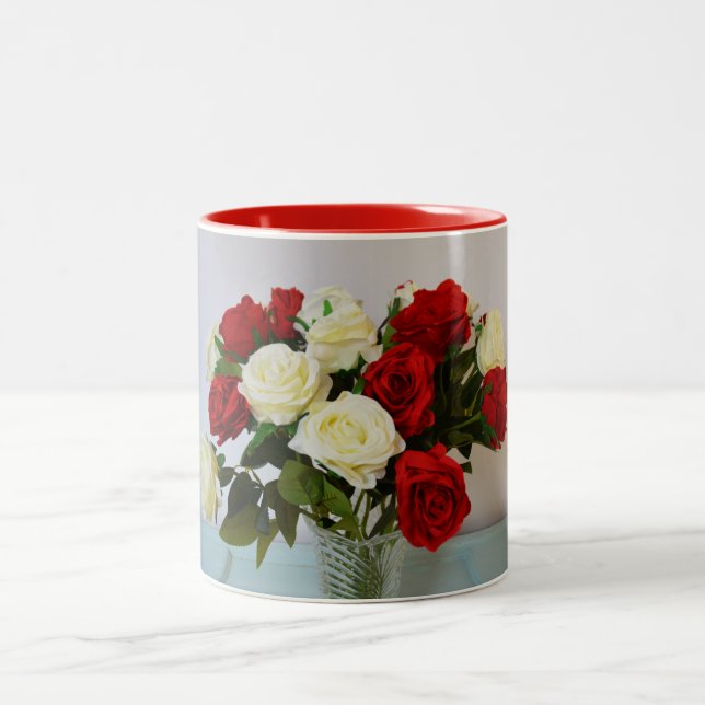 Caneca De Café Em Dois Tons Rosas vermelhos e brancos (Centro)