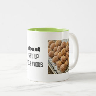 Caneca De Café Em Dois Tons Rosquinha GIve para cima na pilha Comida