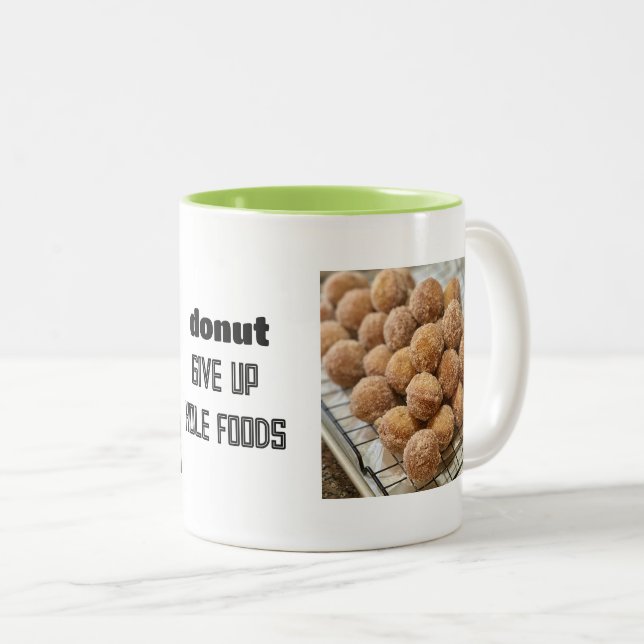 Caneca De Café Em Dois Tons Rosquinha GIve para cima na pilha Comida (Frente Esquerda)