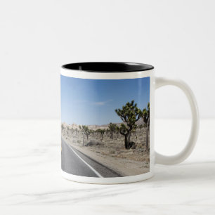 Caneca De Café Em Dois Tons rua bonita no meio da sobremesa