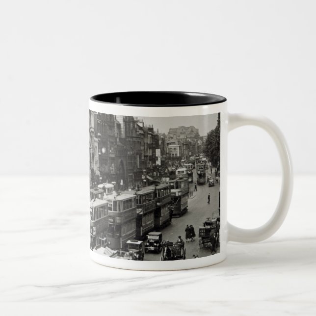 Caneca De Café Em Dois Tons Rua principal de Whitechapel, Londres, c.1930 (Direita)