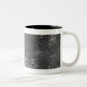 Caneca De Café Em Dois Tons Rua Treelined com passeio