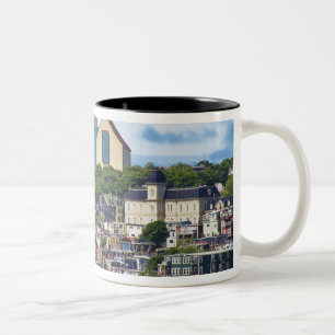 Caneca De Café Em Dois Tons Ruas. John's, Newfoundland, Canada, o 2