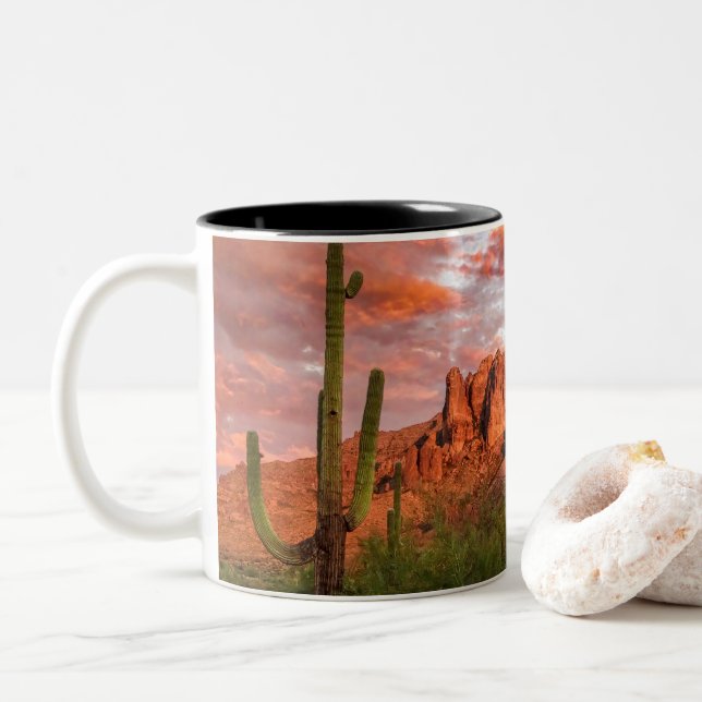 Caneca De Café Em Dois Tons Saguaro Cactus Superstition Mountain Sunset Art (Com Donut)