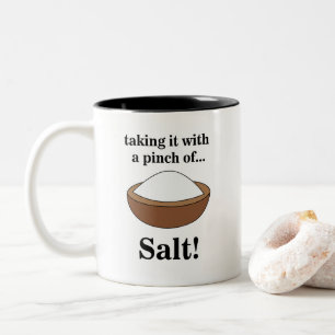 Caneca De Café Em Dois Tons Sal de rocha levando com um grão de sal engraçado