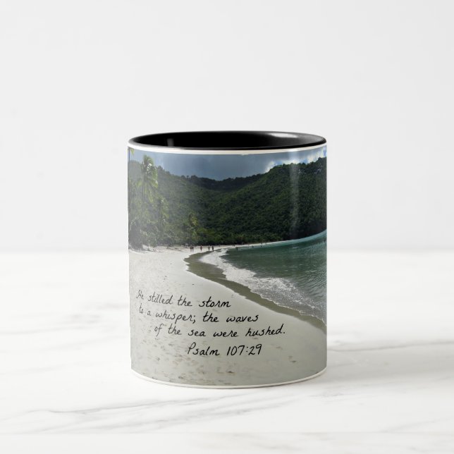 Caneca De Café Em Dois Tons Salmo 107:29 Ele sufocou a tempestade... (Centro)