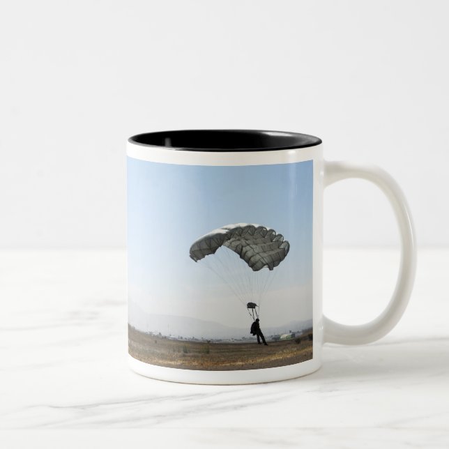 Caneca De Café Em Dois Tons Saltadores de paraquedas freefall (Direita)