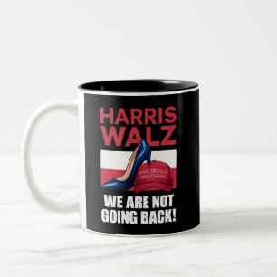 Caneca De Café Em Dois Tons Salto de Kamala Harris Pisando no Chapéu Vermelho 