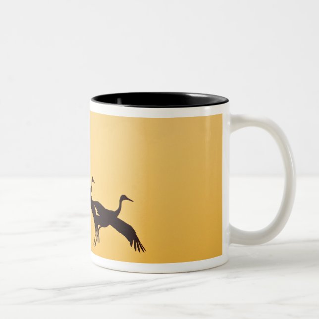 Caneca De Café Em Dois Tons Sandhill Crane pousa no pôr do sol (Direita)
