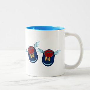Caneca De Café Em Dois Tons Sapatos azuis e vermelhos alados fofos