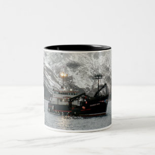 Caneca De Café Em Dois Tons Scandies aumentou, barco do caranguejo no porto