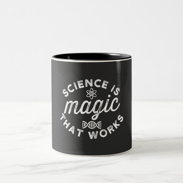 CANECA DE CAFÉ EM DOIS TONS SCIENCE IS MAGIC THAT WORKS. (Centro)