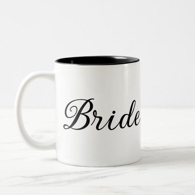 Caneca De Café Em Dois Tons Script Chic "Bride" Preto e Branco (Esquerda)