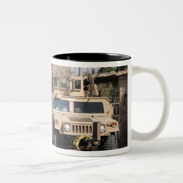 Caneca De Café Em Dois Tons Segurança de conduta da Humvee durante uma patrulh (Direita)