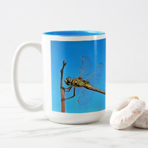 Caneca De Café Em Dois Tons Segurem-Se Os Dragões Artísticos Contra O Azul Cer