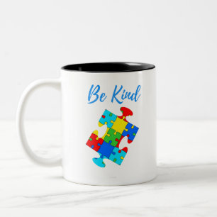 Caneca De Café Em Dois Tons Seja gentil com a consciência do autismo Colorida