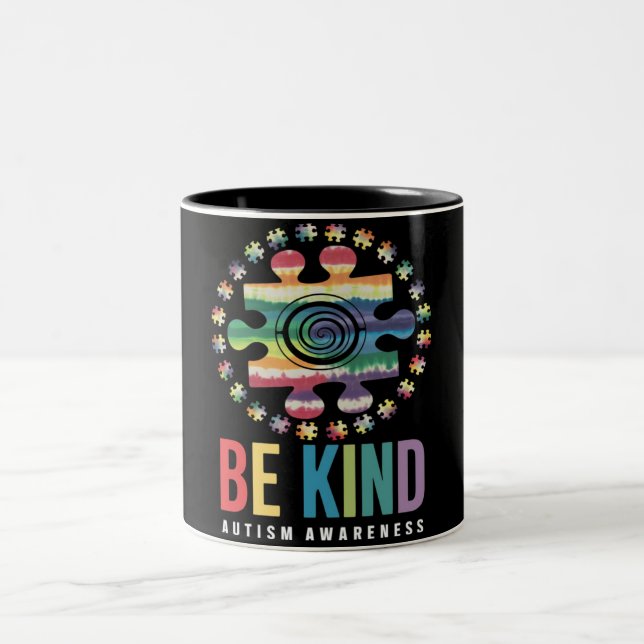 Caneca De Café Em Dois Tons Seja gentil com conhecimento do autismo Design (Centro)