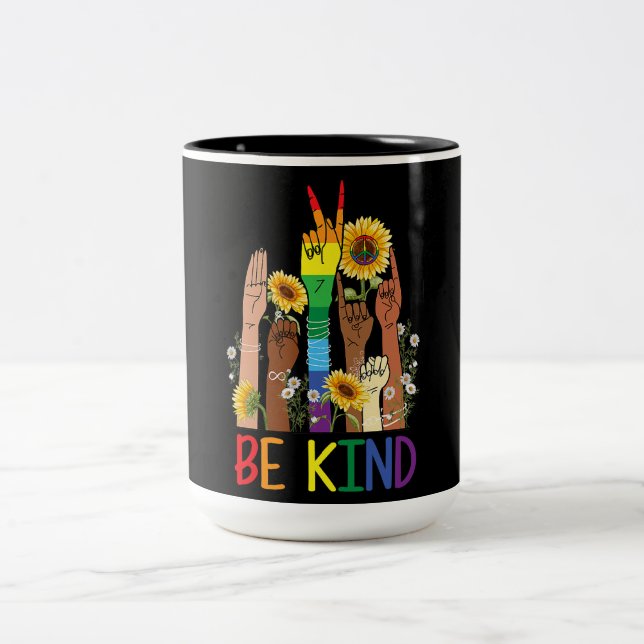 Caneca De Café Em Dois Tons Seja gentil em falar LGBT (Centro)