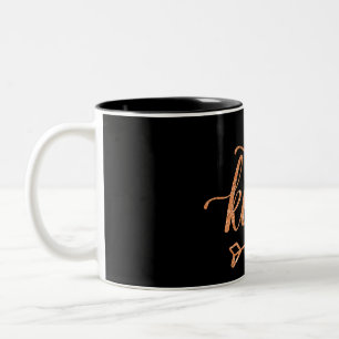 Caneca De Café Em Dois Tons Seja preto amável do cobre das setas do coração