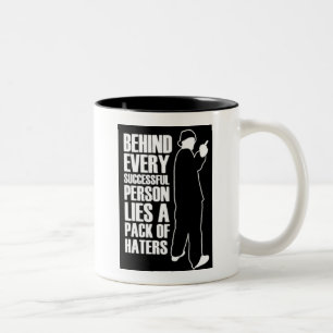 Caneca De Café Em Dois Tons Sendo aborrecedores bem sucedidos dos meios