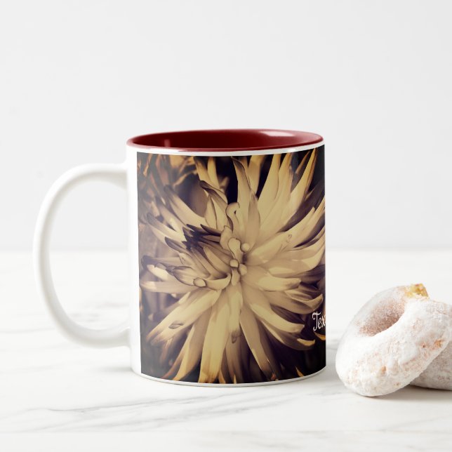 Caneca De Café Em Dois Tons Sepia Dahlia Flower Personalizada (Com Donut)
