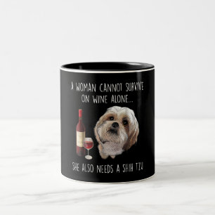 Caneca De Café Em Dois Tons Shih Tzu Uma mulher não pode sobreviver apenas de