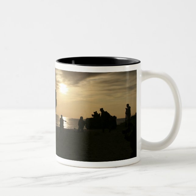 Caneca De Café Em Dois Tons Silhouette of Marines (Direita)