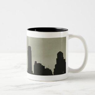 Caneca De Café Em Dois Tons Silhuetas dos arranha-céus e do relâmpago no cé