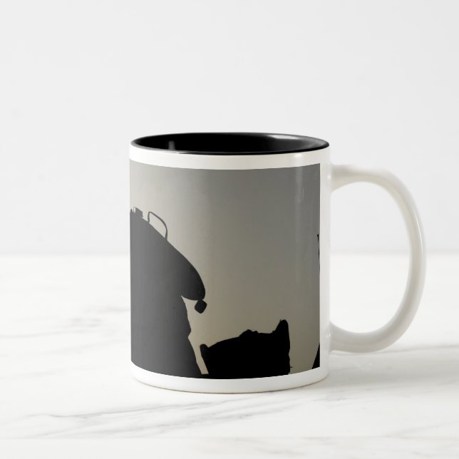 Caneca De Café Em Dois Tons Silhuette de um artilheiro de Arma Automática de E (Direita)
