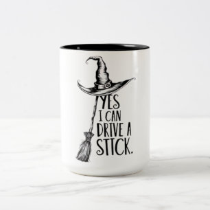 Caneca De Café Em Dois Tons Sim, Eu Posso Dirigir Um Dia de as Bruxas engraçad