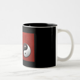 Caneca De Café Em Dois Tons Símbolo chinês de Yin Yang no fundo vermelho