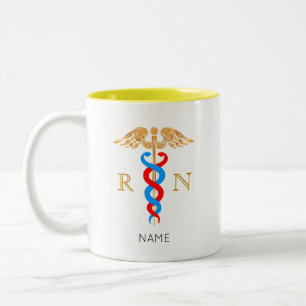 Caneca De Café Em Dois Tons Símbolo de Caduceu e Monograma de Enfermeira Regis
