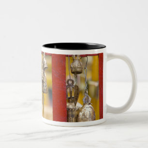 Caneca De Café Em Dois Tons Sinos budistas no templo de Doi Suthep