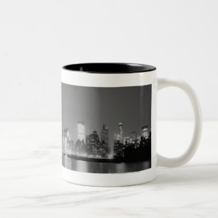 Caneca De Café Em Dois Tons Skyline da cidade na noite
