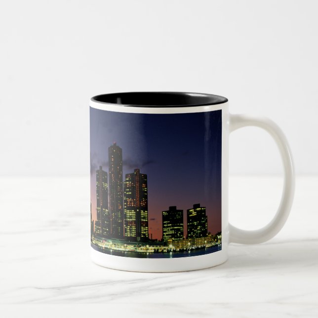 Caneca De Café Em Dois Tons Skyline de Detroit no crepúsculo 2 (Direita)