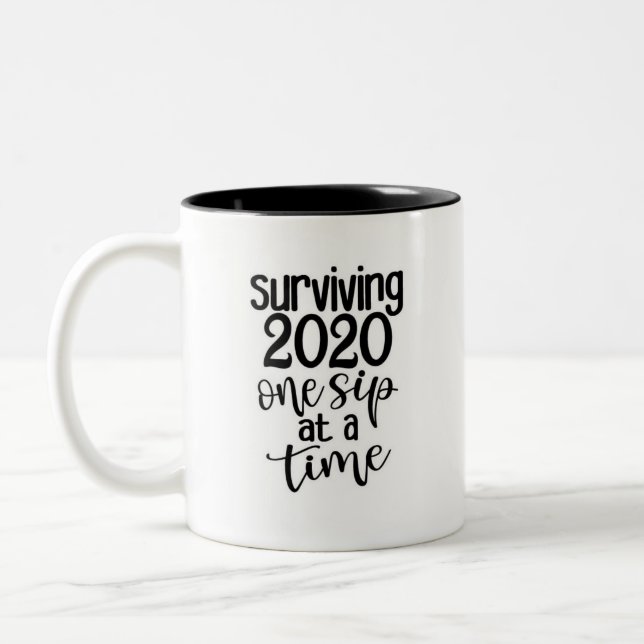Caneca De Café Em Dois Tons Sobrevivendo a 2020 Mug (Esquerda)